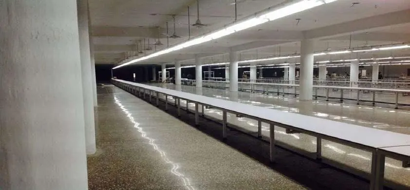Long, column-free production hall with a polished floor